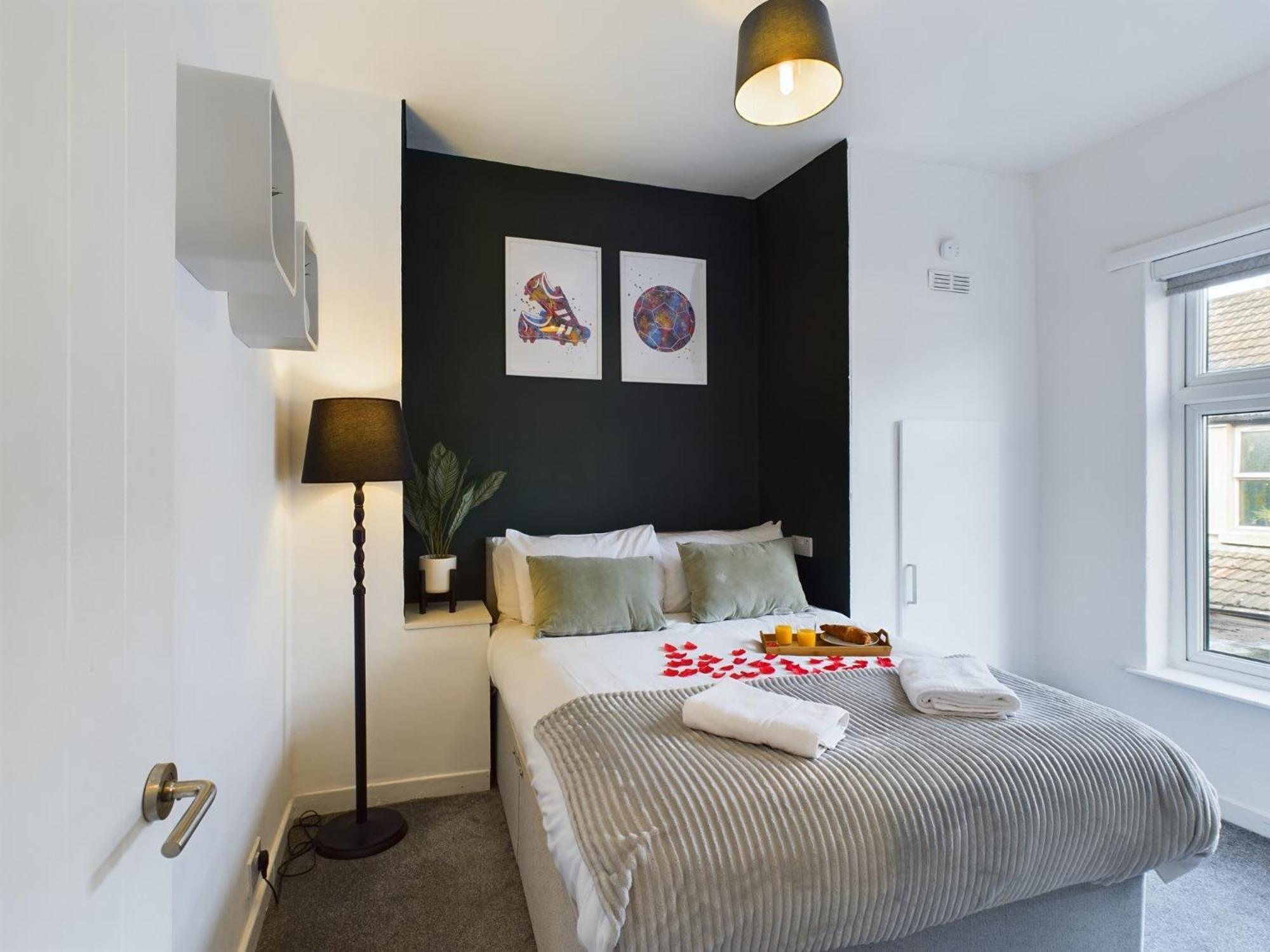 Charming Anfield Apartments: Family-Friendly Stay Near Liverpool Center Exterior photo