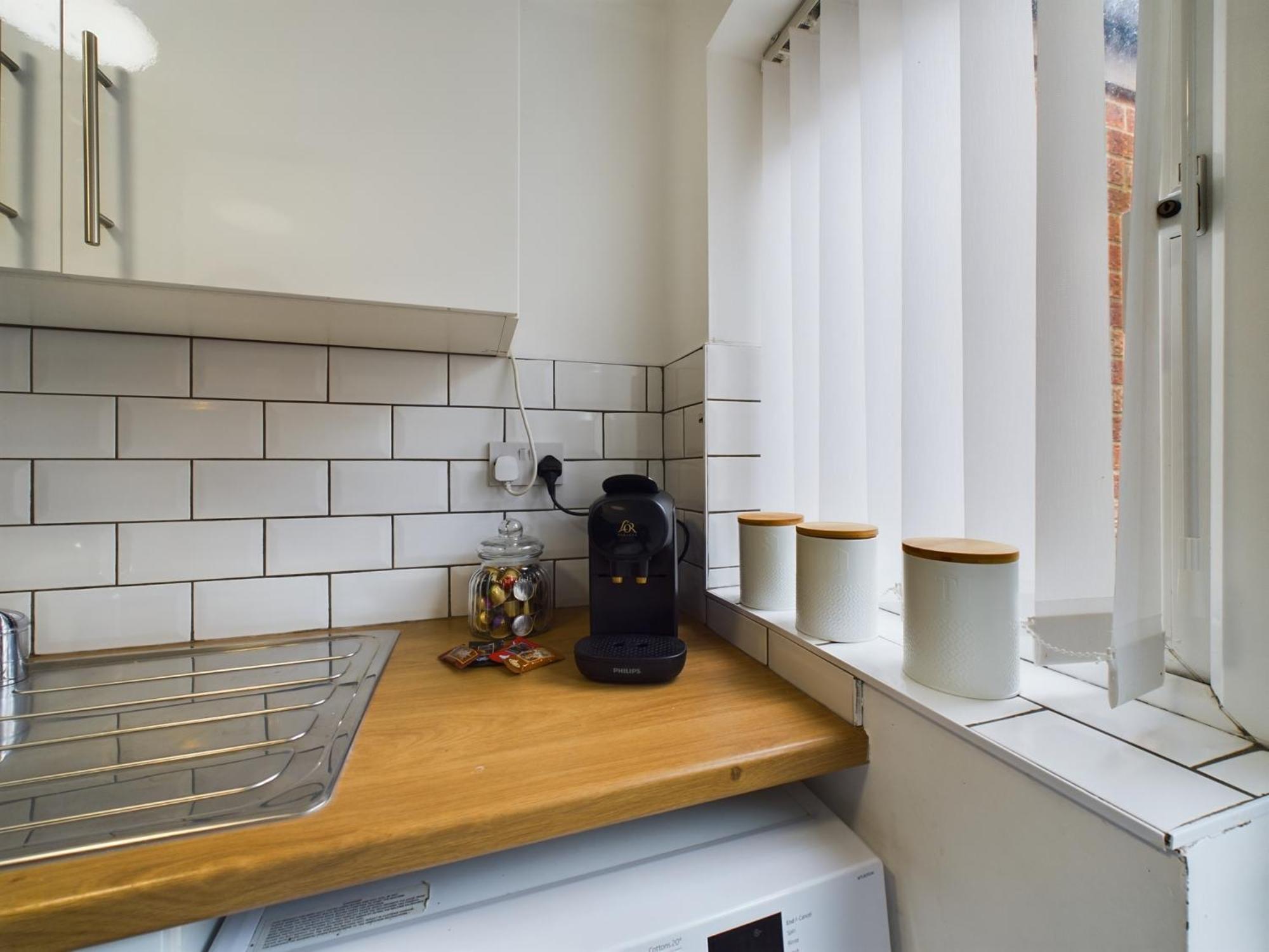 Charming Anfield Apartments: Family-Friendly Stay Near Liverpool Center Exterior photo