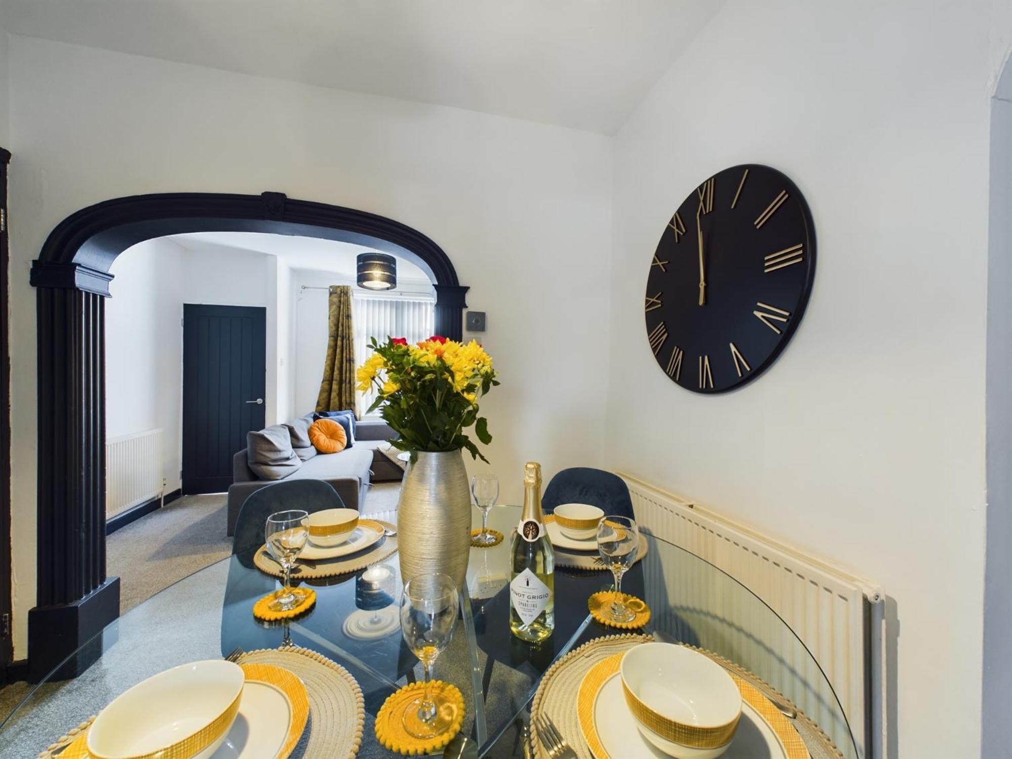 Charming Anfield Apartments: Family-Friendly Stay Near Liverpool Center Exterior photo