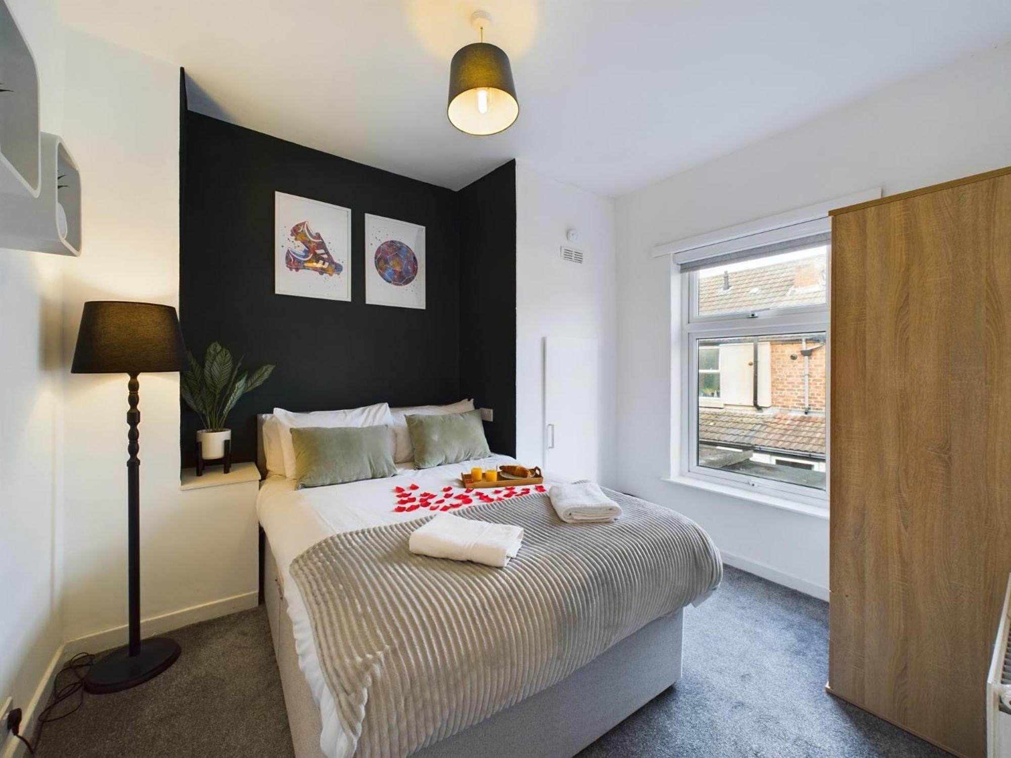 Charming Anfield Apartments: Family-Friendly Stay Near Liverpool Center Exterior photo