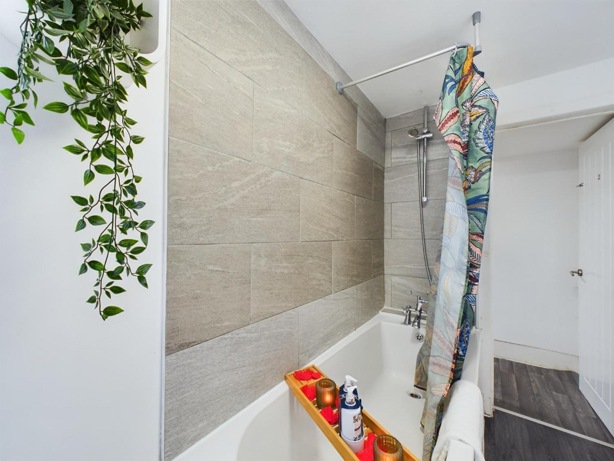 Charming Anfield Apartments: Family-Friendly Stay Near Liverpool Center Exterior photo