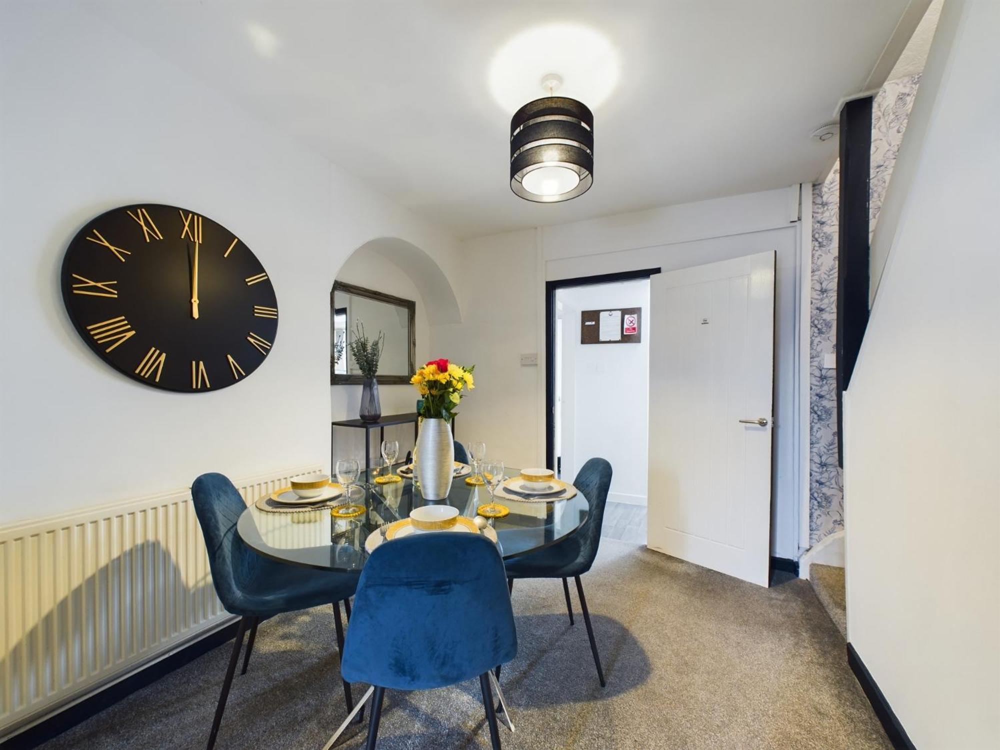 Charming Anfield Apartments: Family-Friendly Stay Near Liverpool Center Exterior photo