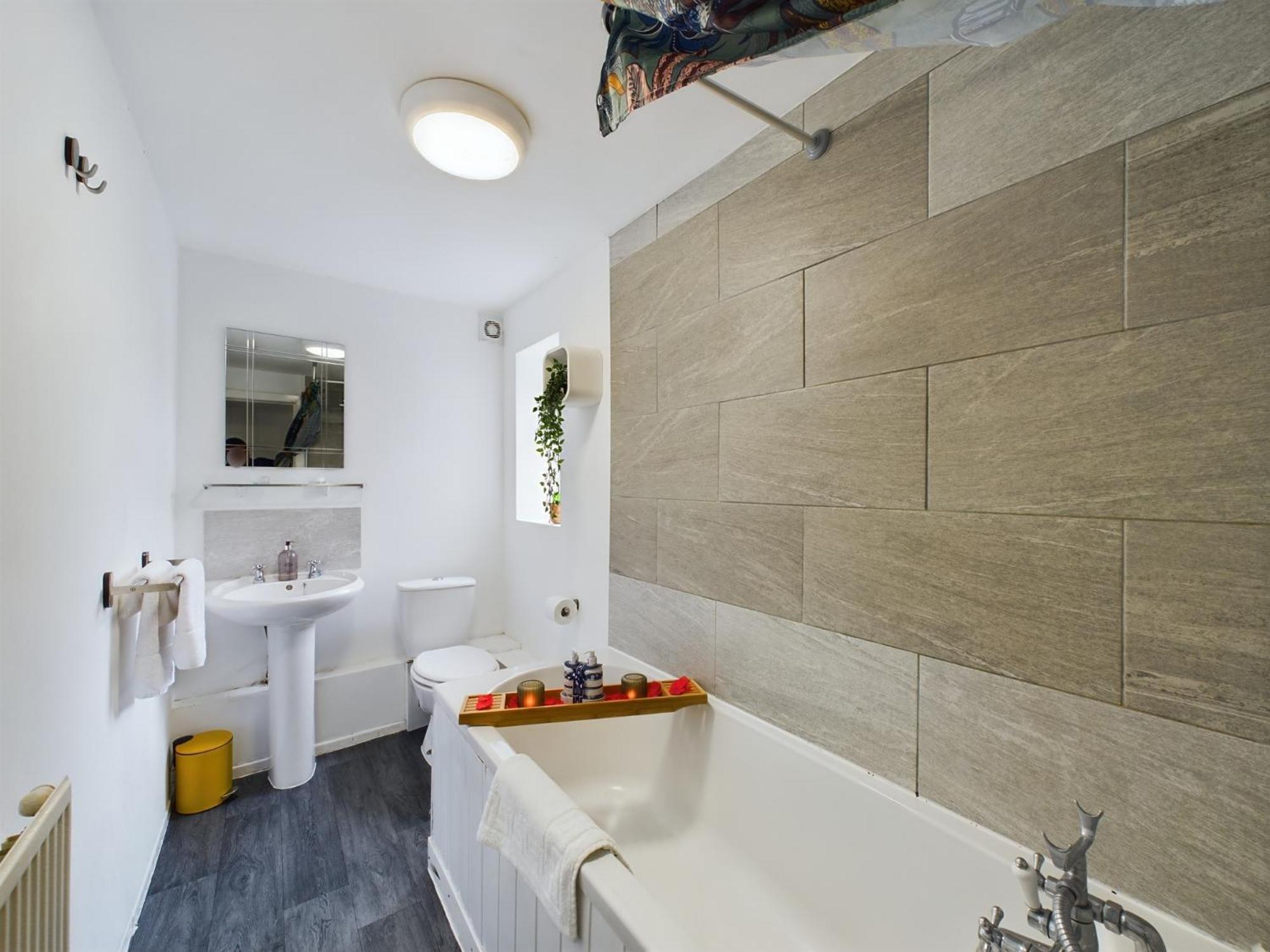 Charming Anfield Apartments: Family-Friendly Stay Near Liverpool Center Exterior photo